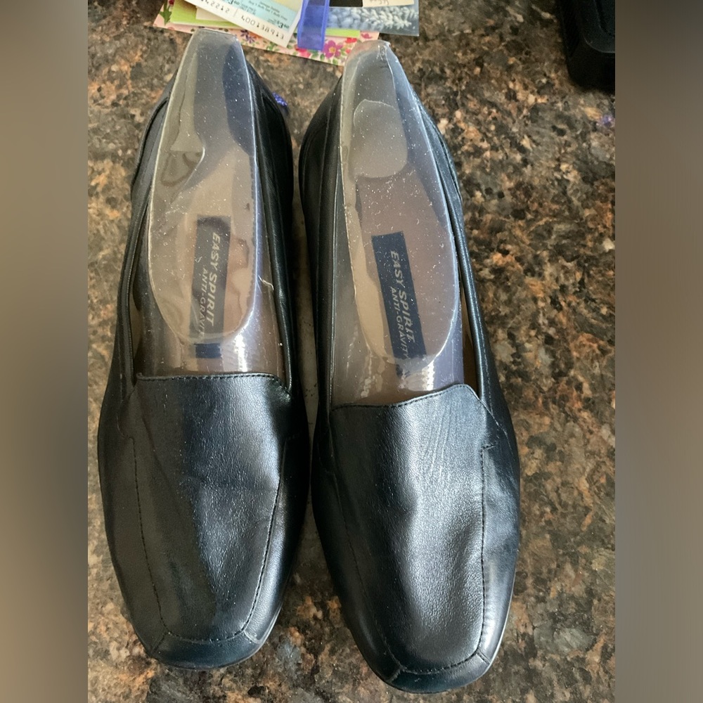 8.5WW navy leather Easy Spirit shoes
